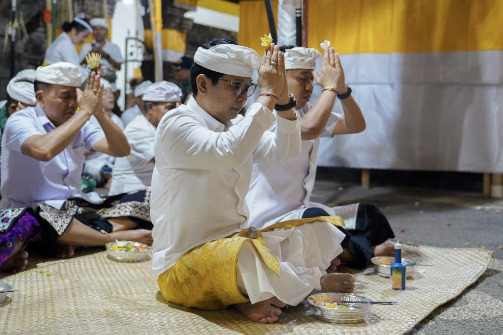 Sekda Adi Arnawa Hadiri Karya Melaspas dan Padudusan Agung Pura Puseh Banjar Ketogan, Desa Taman
